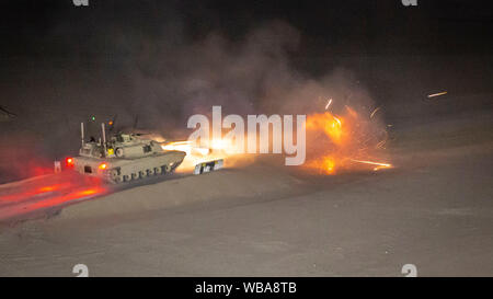 190819-M-ET CAMP BUEHRING529-1055, le Koweït (16 août 2000 19, 2019) Un M1A1 Abrams tank, attaché à l'Inde, l'entreprise Équipe de débarquement du bataillon 3/5, 11e Marine Expeditionary Unit (MEU), sa principale arme de combat des incendies au cours d'un exercice de tir réel. Le boxeur groupe amphibie et 11e MEU sont déployés dans le domaine de la 5e flotte américaine des opérations à l'appui des opérations navales pour assurer la stabilité et la sécurité maritime dans la région Centrale, reliant la Méditerranée et le Pacifique à travers l'ouest de l'Océan indien et trois points d'étranglement stratégiques. (U.S. Marine Corps photo par le Cpl. Israël/Chincio) Parution Banque D'Images