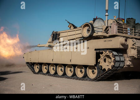 190818-M-ET CAMP BUEHRING529-1018, le Koweït (16 août 2000 18, 2019) Un M1A1 Abrams tank, attaché à l'Inde, l'entreprise Équipe de débarquement du bataillon 3/5, 11e Marine Expeditionary Unit (MEU), les incendies son canon principal au cours d'un exercice de tir réel. Le boxeur groupe amphibie et 11e MEU sont déployés dans le domaine de la 5e flotte américaine des opérations à l'appui des opérations navales pour assurer la stabilité et la sécurité maritime dans la région Centrale, reliant la Méditerranée et le Pacifique à travers l'ouest de l'Océan indien et trois points d'étranglement stratégiques. (U.S. Marine Corps photo par le Cpl. Israël/Chincio) Parution Banque D'Images