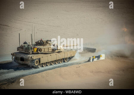 190819-M-ET CAMP BUEHRING529-2041, le Koweït (16 août 2000 19, 2019) Un M1A1 Abrams tank, attaché à l'Inde, l'entreprise Équipe de débarquement du bataillon 3/5, 11e Marine Expeditionary Unit (MEU), les incendies son canon principal à partir d'une position statique au cours d'un exercice de tir réel. Le boxeur groupe amphibie et 11e MEU sont déployés dans le domaine de la 5e flotte américaine des opérations à l'appui des opérations navales pour assurer la stabilité et la sécurité maritime dans la région Centrale, reliant la Méditerranée et le Pacifique à travers l'ouest de l'Océan indien et trois points d'étranglement stratégiques. (U.S. Marine Corps photo par le Cpl. Israël Chincio/R Banque D'Images