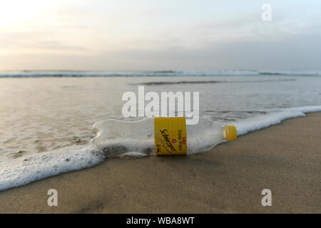 Durban, Afrique du Sud, la pollution en plastique, bouteille PET unique de marque, l'emballage alimentaire, sur la plage, logo, paysage, déchets humains dans l'environnement marin Banque D'Images