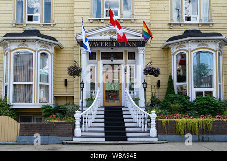 HALIFAX, CANADA - AOÛT 2019 : Beaucoup de vieux bâtiments du xixe siècle sont préservés, près du front de mer, tels que le coloré hôtel particulier transformé en un hote Banque D'Images