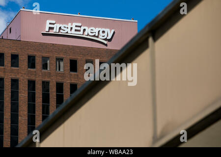 Un logo affiche à l'extérieur du siège de FirstEnergy à Akron, Ohio, le 10 août 2019. Banque D'Images