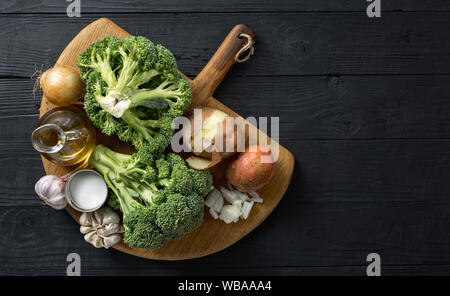 Ingrédients pour cuisiner une soupe brocoli crème sur un fond de bois Banque D'Images
