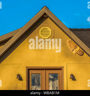 Cadre carré Close up de la moitié d'un balcon circulaire accueil avec double porte et mur brun Banque D'Images