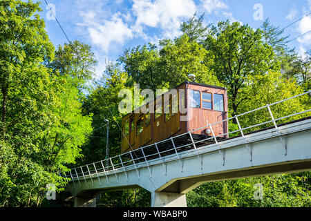 Stuttgart, Allemagne, le 16 août 2019, la voiture en bois brun historique, un funiculaire conduisant jusqu'à la place d'suedheimer heslach throu Banque D'Images