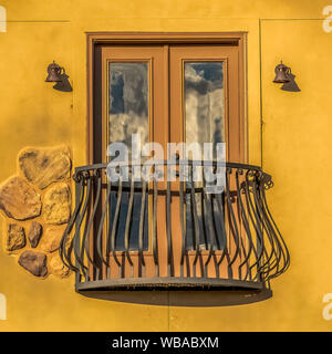 Cadre carré Close up de la moitié d'un balcon circulaire accueil avec double porte et mur brun Banque D'Images