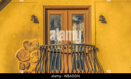 Panorama de près de l'image circulaire demi-balcon d'une maison avec double porte et mur brun Banque D'Images