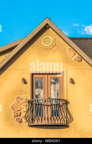 Close up de la moitié d'un balcon circulaire accueil avec double porte et mur brun Banque D'Images