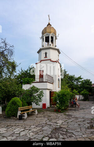 POMORIE, BULGARIE - 25 juin 2019 : Beffroi sur le territoire de le monastère orthodoxe de Saint Georges. Banque D'Images