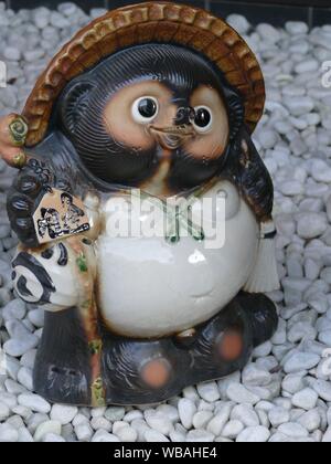 Un Tanuki devant un bar au Japon Banque D'Images