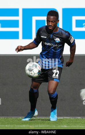 Paderborn, Allemagne. Août 24, 2019. Soccer : Bundesliga, SC Paderborn 07 - SC Freiburg, 2e journée dans l'Arène de Benteler. Paderborn's Christopher Antwi-Adjej s'arrête une balle. Credit : Friso Gentsch/DPA - NOTE IMPORTANTE : en conformité avec les exigences de la DFL Deutsche Fußball Liga ou la DFB Deutscher Fußball-Bund, il est interdit d'utiliser ou avoir utilisé des photographies prises dans le stade et/ou la correspondance dans la séquence sous forme d'images et/ou vidéo-comme des séquences de photos./dpa/Alamy Live News Banque D'Images