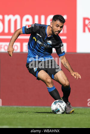 Paderborn, Allemagne. Août 24, 2019. Soccer : Bundesliga, SC Paderborn 07 - SC Freiburg, 2e journée dans l'Arène de Benteler. Paderborn's Gerrit Holtmann contrôle la balle. Credit : Friso Gentsch/DPA - NOTE IMPORTANTE : en conformité avec les exigences de la DFL Deutsche Fußball Liga ou la DFB Deutscher Fußball-Bund, il est interdit d'utiliser ou avoir utilisé des photographies prises dans le stade et/ou la correspondance dans la séquence sous forme d'images et/ou vidéo-comme des séquences de photos./dpa/Alamy Live News Banque D'Images