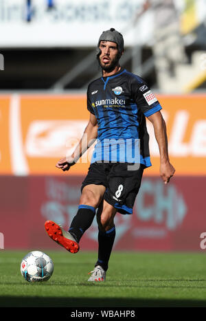 Paderborn, Allemagne. Août 24, 2019. Soccer : Bundesliga, SC Paderborn 07 - SC Freiburg, 2e journée dans l'Arène de Benteler. Paderborn est Klaus Gjasula joue la balle. Credit : Friso Gentsch/DPA - NOTE IMPORTANTE : en conformité avec les exigences de la DFL Deutsche Fußball Liga ou la DFB Deutscher Fußball-Bund, il est interdit d'utiliser ou avoir utilisé des photographies prises dans le stade et/ou la correspondance dans la séquence sous forme d'images et/ou vidéo-comme des séquences de photos./dpa/Alamy Live News Banque D'Images