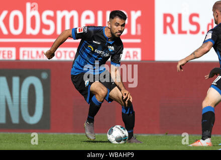 Paderborn, Allemagne. Août 24, 2019. Soccer : Bundesliga, SC Paderborn 07 - SC Freiburg, 2e journée dans l'Arène de Benteler. Paderborn's Gerrit Holtmann contrôle la balle. Credit : Friso Gentsch/DPA - NOTE IMPORTANTE : en conformité avec les exigences de la DFL Deutsche Fußball Liga ou la DFB Deutscher Fußball-Bund, il est interdit d'utiliser ou avoir utilisé des photographies prises dans le stade et/ou la correspondance dans la séquence sous forme d'images et/ou vidéo-comme des séquences de photos./dpa/Alamy Live News Banque D'Images