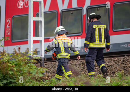 24 août 2019, Saxe, Bad Schandau : deux pompiers de la brigade de pompiers volontaires Stadt Königstein à pied le long du train. Dans le scénario de l'exercice, il est supposé qu'une violente tempête situation avec de fortes précipitations et les tempêtes qui prévaudra dans la région de la capitale de l'Etat Dresde ainsi que dans les districts Bautzen et Saxon Switzerland-Osterzgebirge pendant plusieurs jours. Autour de 17 heures, un train avec 300 passagers se déplaçant vers Prague dans la vallée de l'Elbe, près de la frontière avec la République tchèque, où il sera frappé par un glissement de terrain provoqué par les pluies persistantes qui a buri Banque D'Images