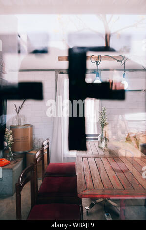 11 févr. 2014 Chiang Mai, Thaïlande - Accueil cafe vintage décoration de meubles en bois, de vieilles chaises, table et mur en brique blanche vase de fleurs séchées, galvaniser Banque D'Images