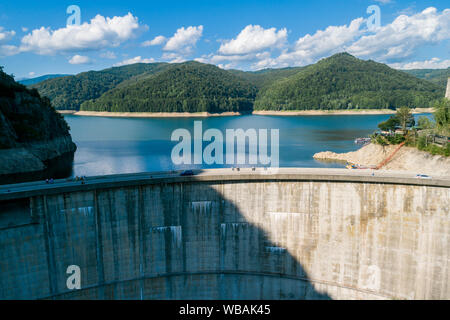 Vue de dessus de l'antenne sur un barrage de Vidraru et montagnes de Fagaras avec un réservoir lake, construit sur la rivière Arges et situé sur un Transfagarashian road, romani Banque D'Images