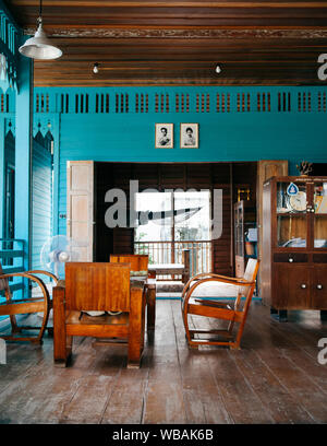 AUG 6, 2014 Bangkok, Thaïlande - Affiche un mobilier en bois, chaises, table, armoire en bois dans la vieille maison de campagne thaïlandaise avec sol en bois dur et brillant couleur Banque D'Images