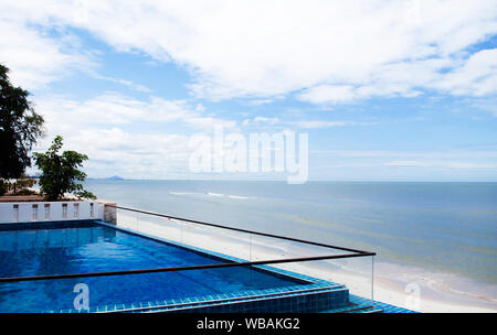 AUG 6 2014, Hua Hin, THAÏLANDE - l'eau bleue, côté plage piscine à débordement, tropical resort espace extérieur en été Banque D'Images