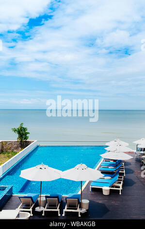 AUG 6 2014, Hua Hin, THAÏLANDE - côté plage avec piscine blue beach chambres et parasols blancs, tropical resort espace extérieur en été Banque D'Images