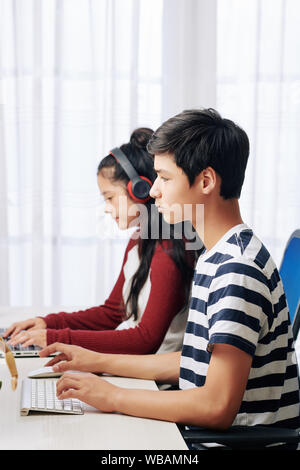 Intellegent grave programmation adolescents sur les ordinateurs en classe Banque D'Images