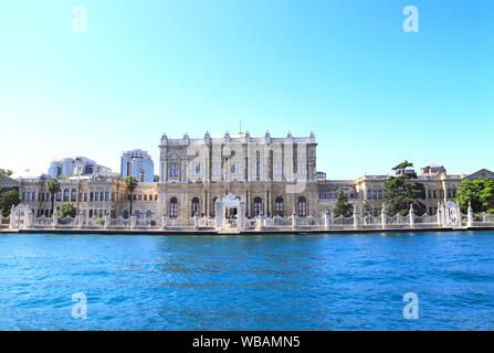 Vue depuis le Bosphore à Dolmabahçe Sarayi (Palais Dolmabahce), Istanbul, Turquie Banque D'Images