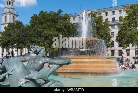 Fontaine à Trafalgar Square, Charing Cross, City of Westminster, Londres, Angleterre, Royaume-Uni. Banque D'Images