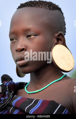 Belle fille Suri tribal lors d'une cérémonie en basse vallée de l'Omo près de l'Éthiopie, Kibish Banque D'Images