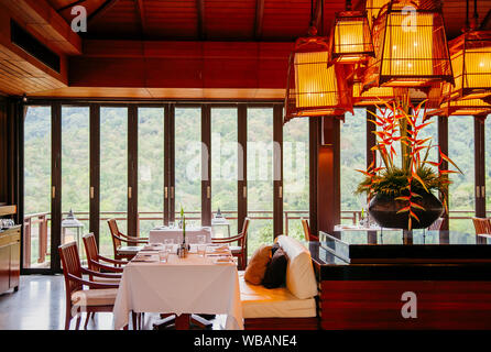 17 mai 2014, Krabi, Thaïlande - Hôtel restaurant asiatique de luxe style contemporain avec des meubles en bois, de chaises, de tables , cage à oiseaux pédant decora lampes Banque D'Images