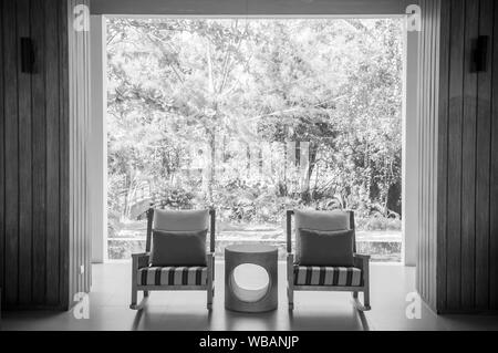 21 mai 2014, Krabi, Thaïlande - style contemporain et moderne avec table chaises à bascule sur le jardin, d''oreillers et un minimum de décoration. Le noir et blanc Banque D'Images