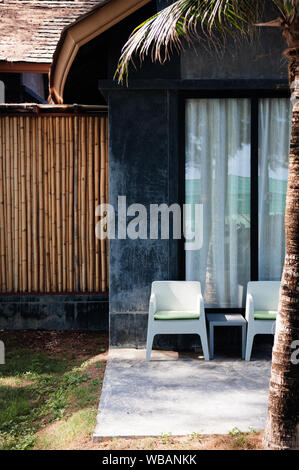 21 mai 2014, Krabi, Thaïlande - style contemporain et moderne dans des chaises jardin balcon, espace de détente en plein air Tropical Resort Banque D'Images