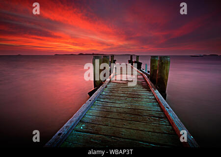 Point Mersey Jetty au coucher du soleil. Îles de Shoalwater Marine Park, près de Rockingham, l'ouest de l'Australie Banque D'Images