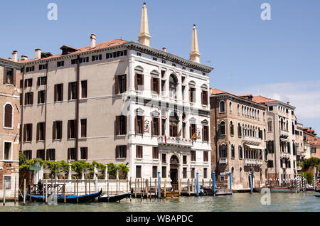 Venise, Italie - 16 mai 2019 : vue sur le Grand Canal en direction de l'impressionnant Palazzo Papadopoli Tiepolo Cocana sur une journée de printemps ensoleillée à Venise Banque D'Images