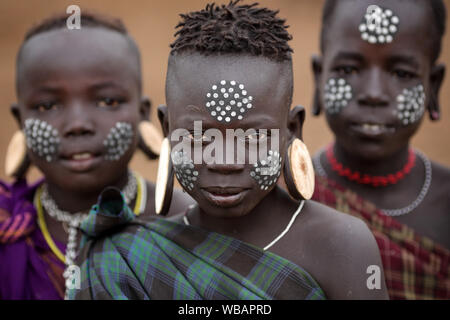 Belle fille Suri tribal lors d'une cérémonie en basse vallée de l'Omo près de l'Éthiopie, Kibish Banque D'Images