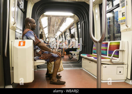 Métro Parisien - Paris l'intérieur de l'homme d'origine africaine à cheval sur le métro sur la ligne n°1. La France, l'Europe. Banque D'Images