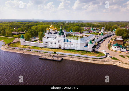 Ensemble architectural de l'époque médiévale pittoresque monastère Ipatiev orthodoxe à Kostroma, Russie Banque D'Images