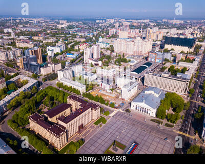 Vue panoramique vue aérienne du centre de la ville russe de Voronej et de la Place Lénine en journée d'été Banque D'Images