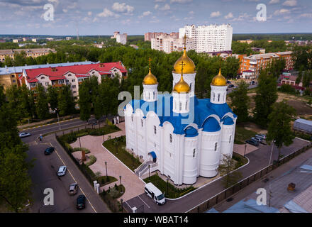 Vue aérienne de la cathédrale de l'icône de Notre Dame de Jérusalem sur fond de paysage urbain moderne de ville russe de Voskresensk Banque D'Images