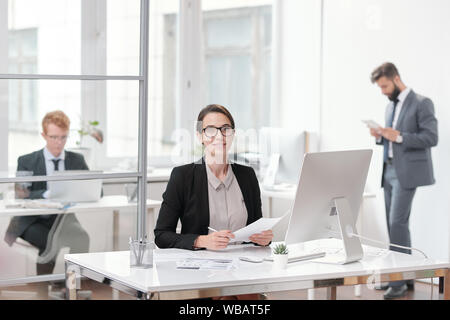 Portrait of young businesswoman wearing glasses looking at camera Banque D'Images