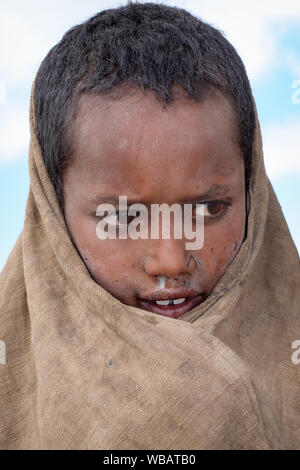 Pauvre garçon dans un village rural dans les montagnes du Simien, Ethiopie Banque D'Images