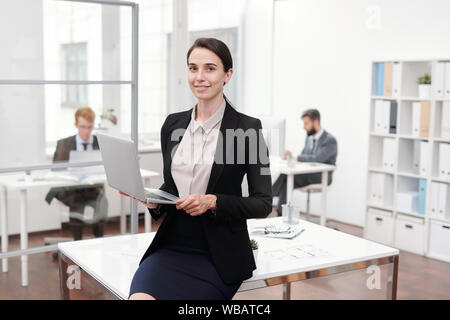 Young Businesswoman Holding Laptop Banque D'Images