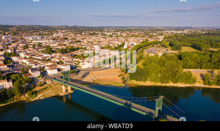 Vue du drone de petite ville française de Marmande avec pont suspendu au-dessus de la Garonne sur journée d'été Banque D'Images