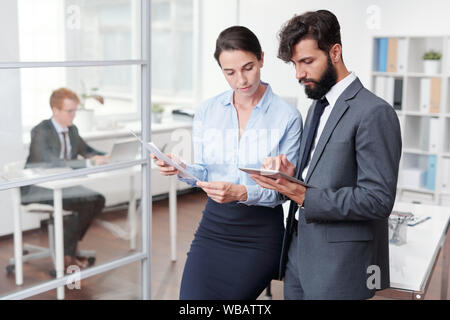 Deux collègues working in office Banque D'Images