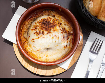 Vue de dessus de la moussaka grecque délicieux cuit d'aubergine d'huile, de la viande hachée et sauce béchamel servi dans la poterie Banque D'Images