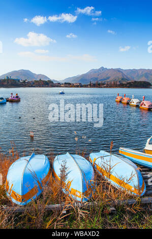 Magnifique Lac Kawaguchiko en hiver avec barque échouée sur la rive et moto nautique bateaux à jetée en bois en arrière-plan. Yamanashi - Japon Banque D'Images