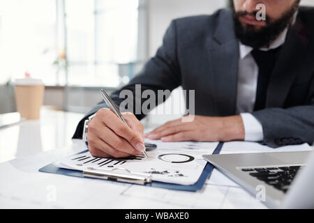 Businessman Writing on Clipboard closeup Banque D'Images