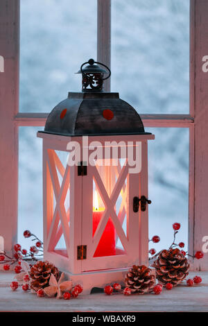 Lanterne avec décoration de Noël sur la fenêtre. La Suisse Banque D'Images