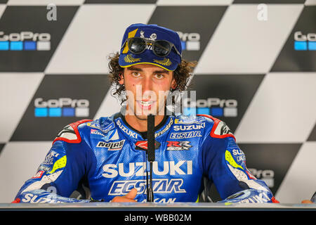 Silverstone, UK. 25 Juin, 2019. Gagnant MotoGP Alex rin (Team SUZUKI ECSTAR) au cours de la conférence de presse après la course après avoir remporté le Grand Prix 2019 de la GoPro (MotoGP), au circuit de Silverstone Towcester, Angleterre le 25 août 2019. Photo par David Horn Crédit : premier Media Images/Alamy Live News Banque D'Images