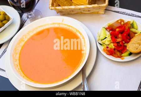 Gaspacho soupe froide espagnole délicieux à partir de matières premières de légumes mélangés garnie d'ingrédients en dés Banque D'Images