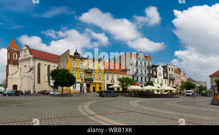 Avis de Gniezno rues et bâtiment du centre des congrès, vieille ville en Pologne Banque D'Images